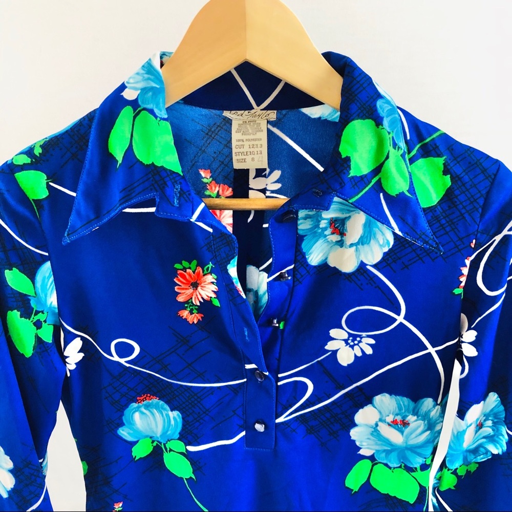 SOLD. Vintage 70s Vivid Blue Dagger Collar Poly Shirt S. - Picture 11 of 11